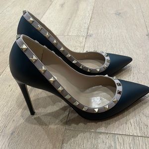 Valentino pump black leather stud